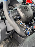 Timón para Toyota. (Instalado). En fibra de carbono y cuero forjado. Con mandos incluidos. Comodidad al manejar!